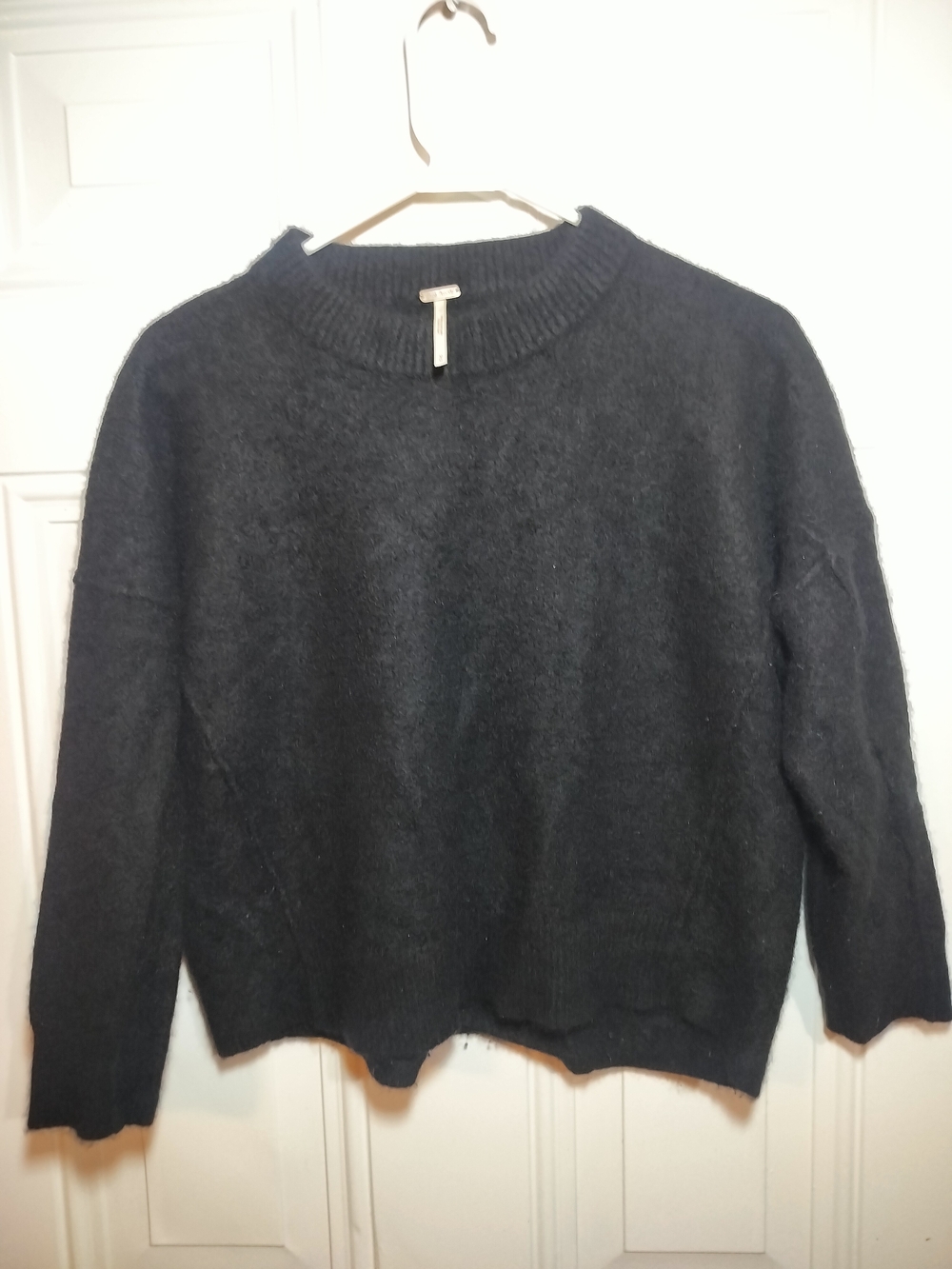 Free People Women’s 100% Cashmere Black Cropped Sweater Size M. - Picture 2 of 9